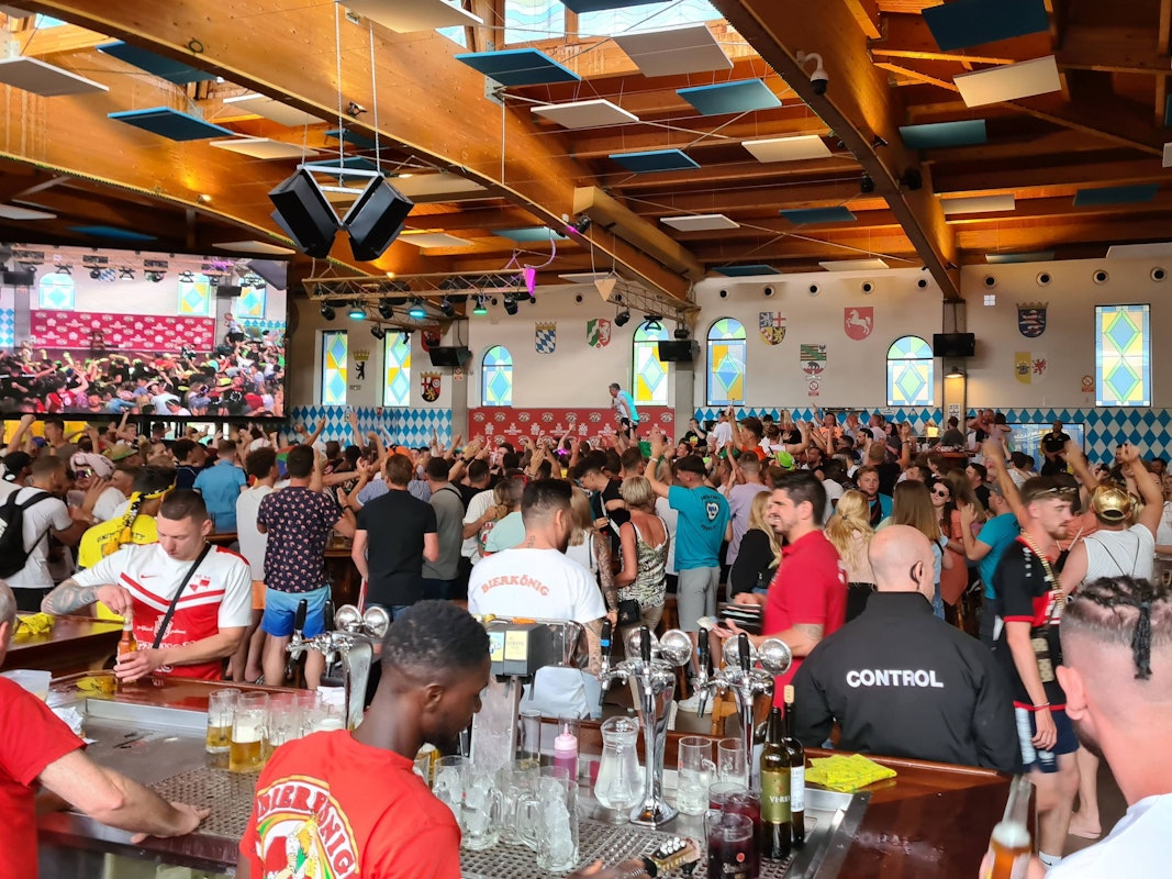Partytouristinnen und -touristen feiern im Bierkönig in der Schinkenstraße am Ballermann auf Mallorca.