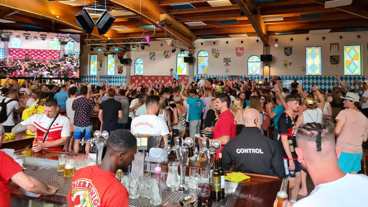 Partytouristinnen und -touristen feiern im Bierkönig in der Schinkenstraße am Ballermann auf Mallorca.