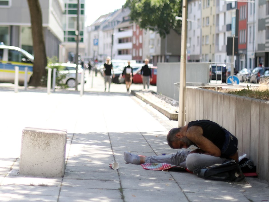 Ein Drogenabhängiger sitzt am Josef Haubrich Hof in Neumarkt-Nähe. Eigentlich sollte der Drogenkonsumraum die Situation entschärfen. Nun wurde die Örtlichkeit vorübergehend wieder geschlossen.