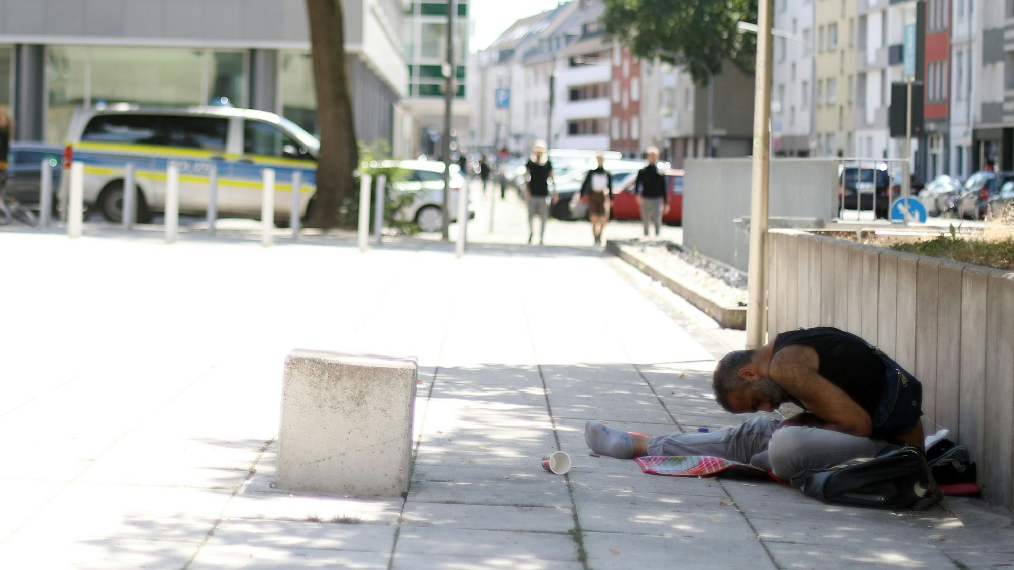 Ein Drogenabhängiger sitzt am Josef Haubrich Hof in Neumarkt-Nähe. Eigentlich sollte der Drogenkonsumraum die Situation entschärfen. Nun wurde die Örtlichkeit vorübergehend wieder geschlossen.
