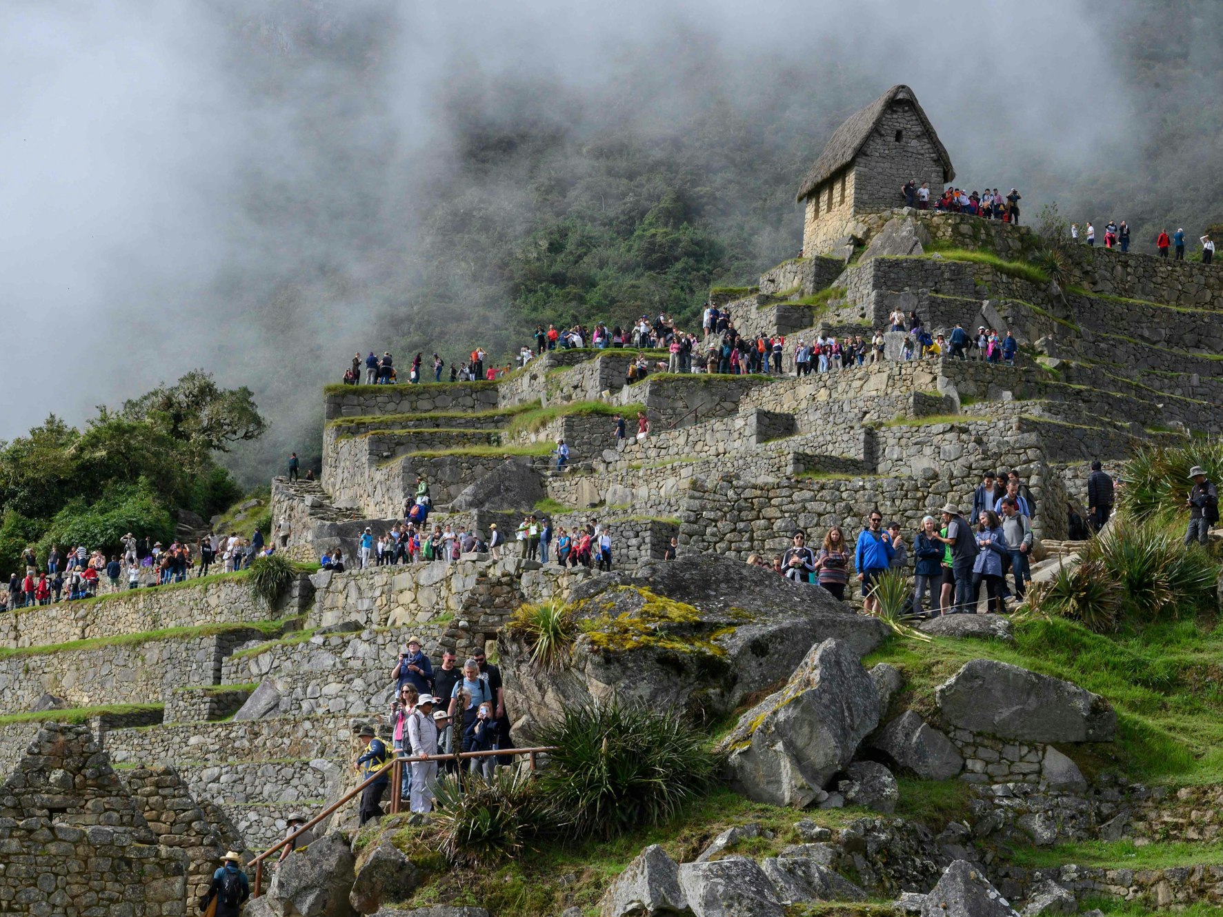 Auf diesem Aktenfoto, das am 24. April 2019 aufgenommen wurde, besuchen Touristinnen und Touristen den Machu Picchu-Komplex, die Inka-Festung in den südöstlichen Anden Perus.