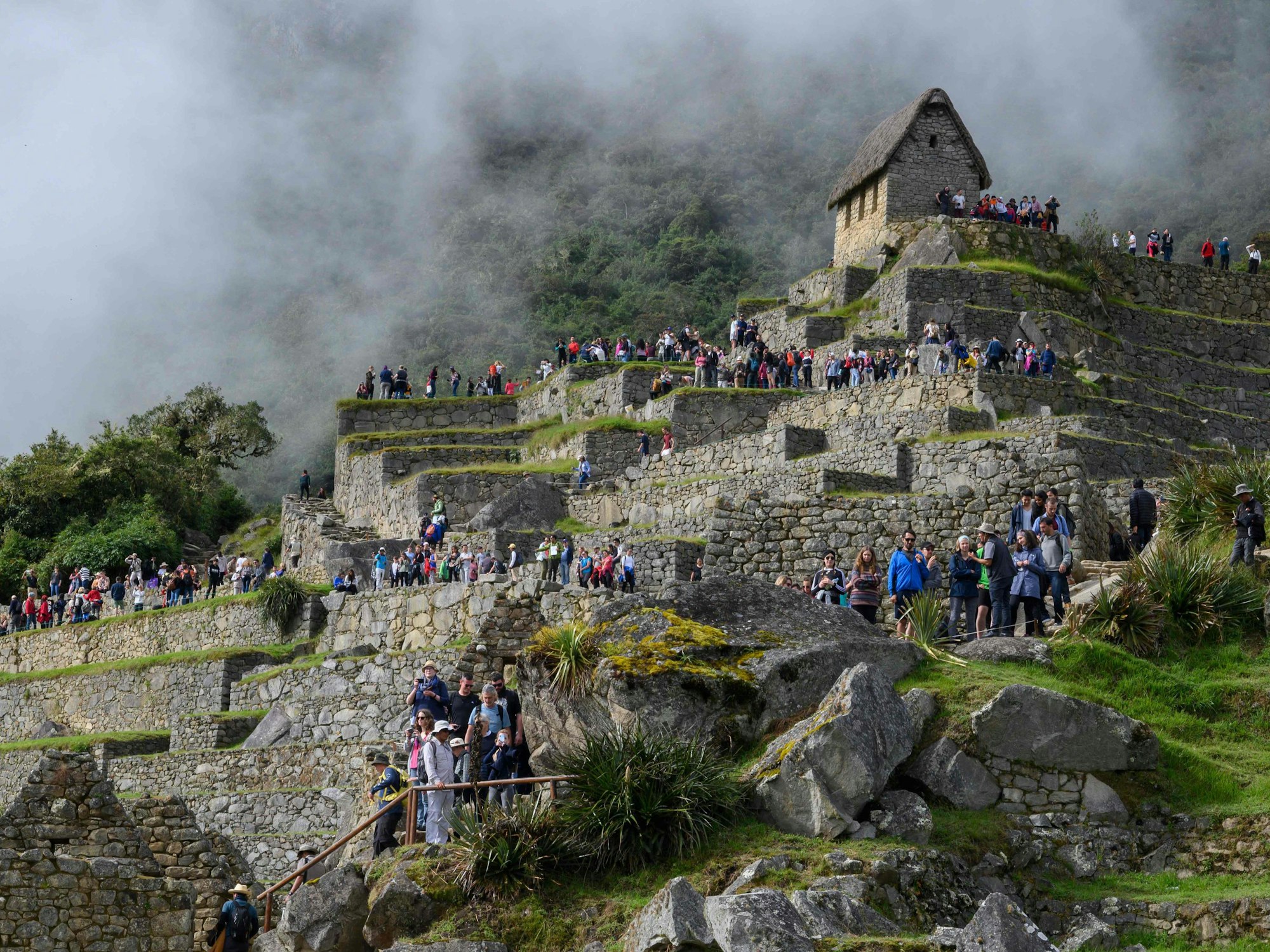 Auf diesem Aktenfoto, das am 24. April 2019 aufgenommen wurde, besuchen Touristinnen und Touristen den Machu Picchu-Komplex, die Inka-Festung in den südöstlichen Anden Perus.