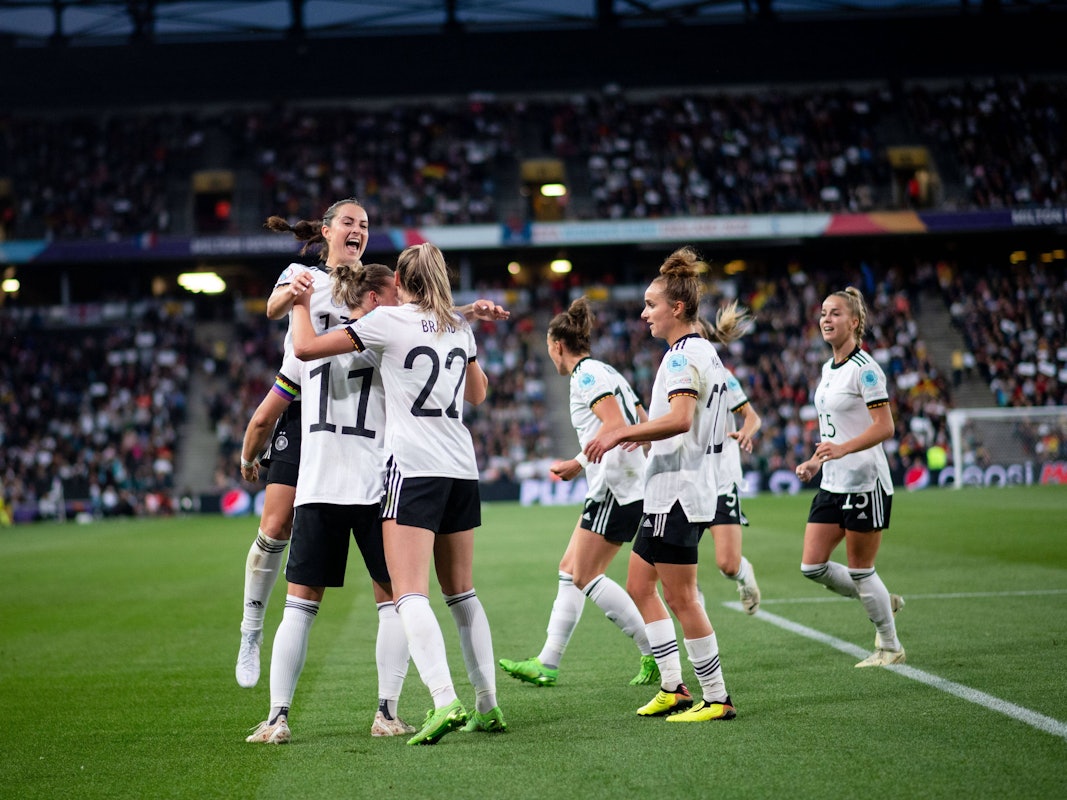 Die DFB-Frauen feiern gemeinsam das Tor von Kapitänin Alexandra Popp.