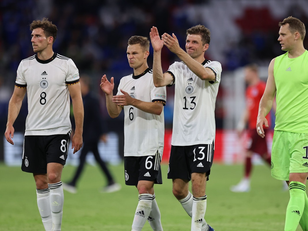 Leon Goretzka, Joshua Kimmich, Thomas Müller und Manuel Neuer gehen nach dem Spiel der Nations League zwischen Deutschland und England zu den Fans