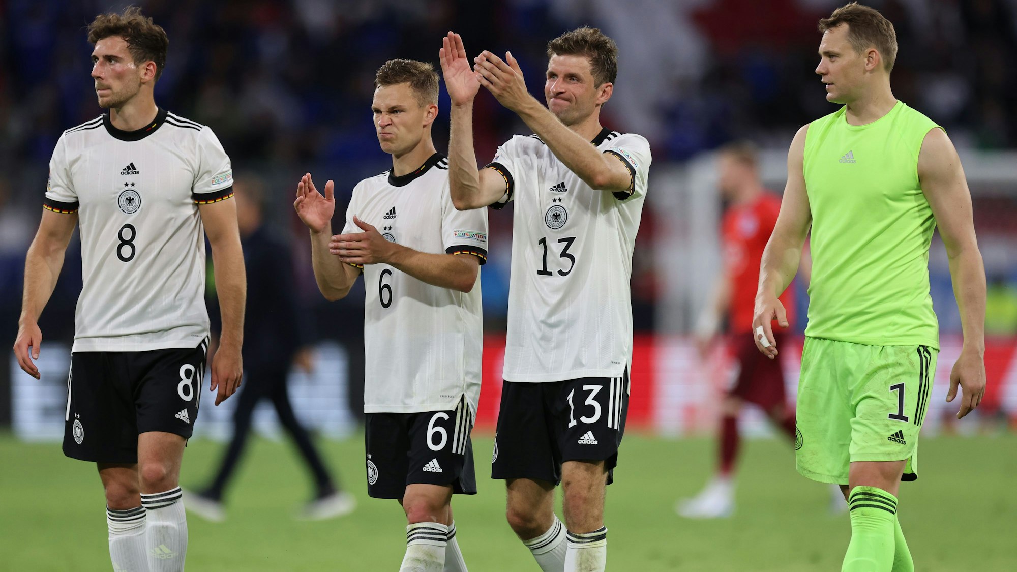 Leon Goretzka, Joshua Kimmich, Thomas Müller und Manuel Neuer gehen nach dem Spiel der Nations League zwischen Deutschland und England zu den Fans