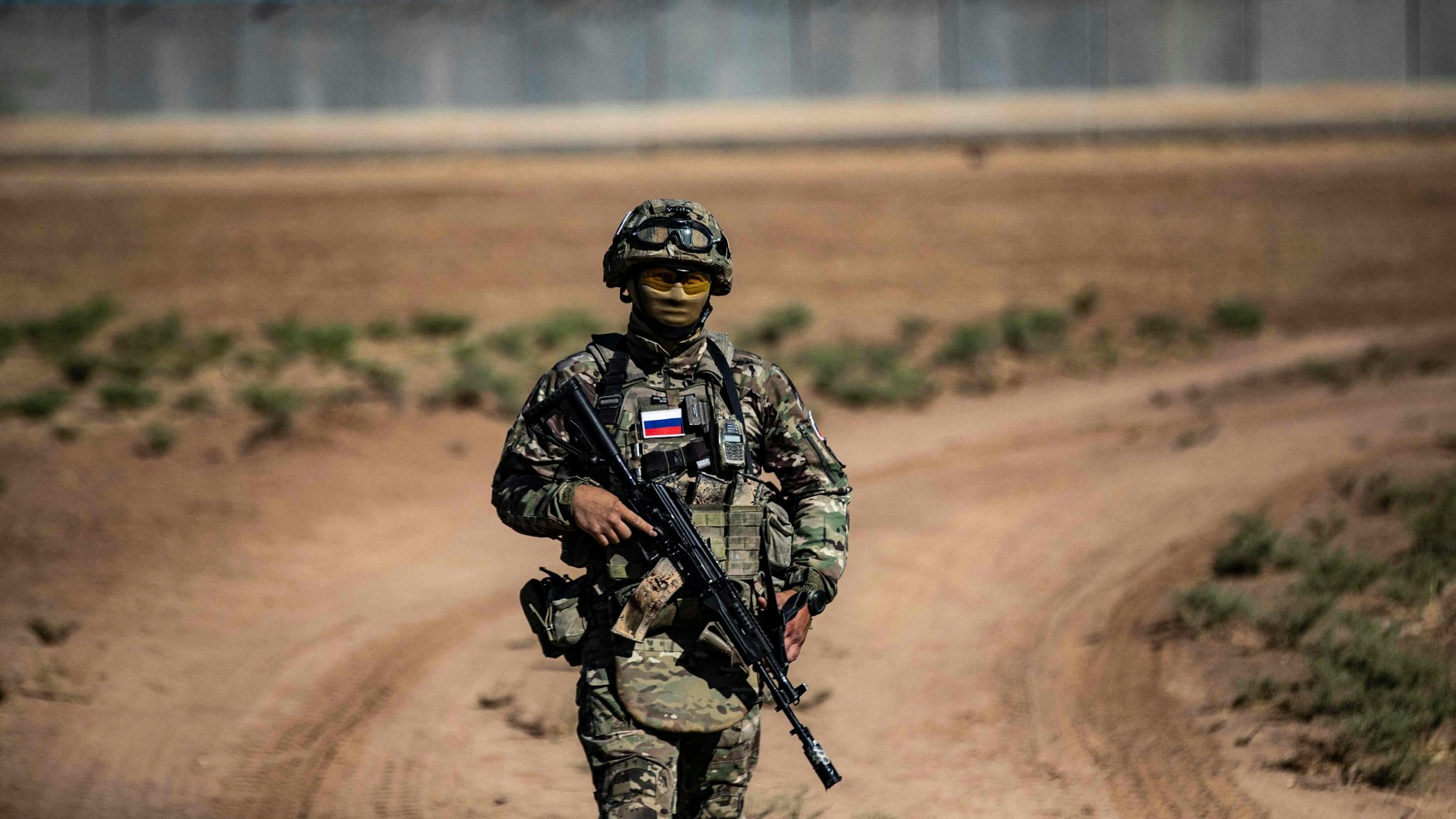 Ein US-Bericht legt nahe, dass etwa 75.000 Russen im Ukraine-Krieg getötet oder verletzt sein könnten, das wäre eine wesentlich höhere Zahl als bislang angenommen. Unser Foto zeigt einen russischen Soldaten Ende Juli an der türkischen Grenze.