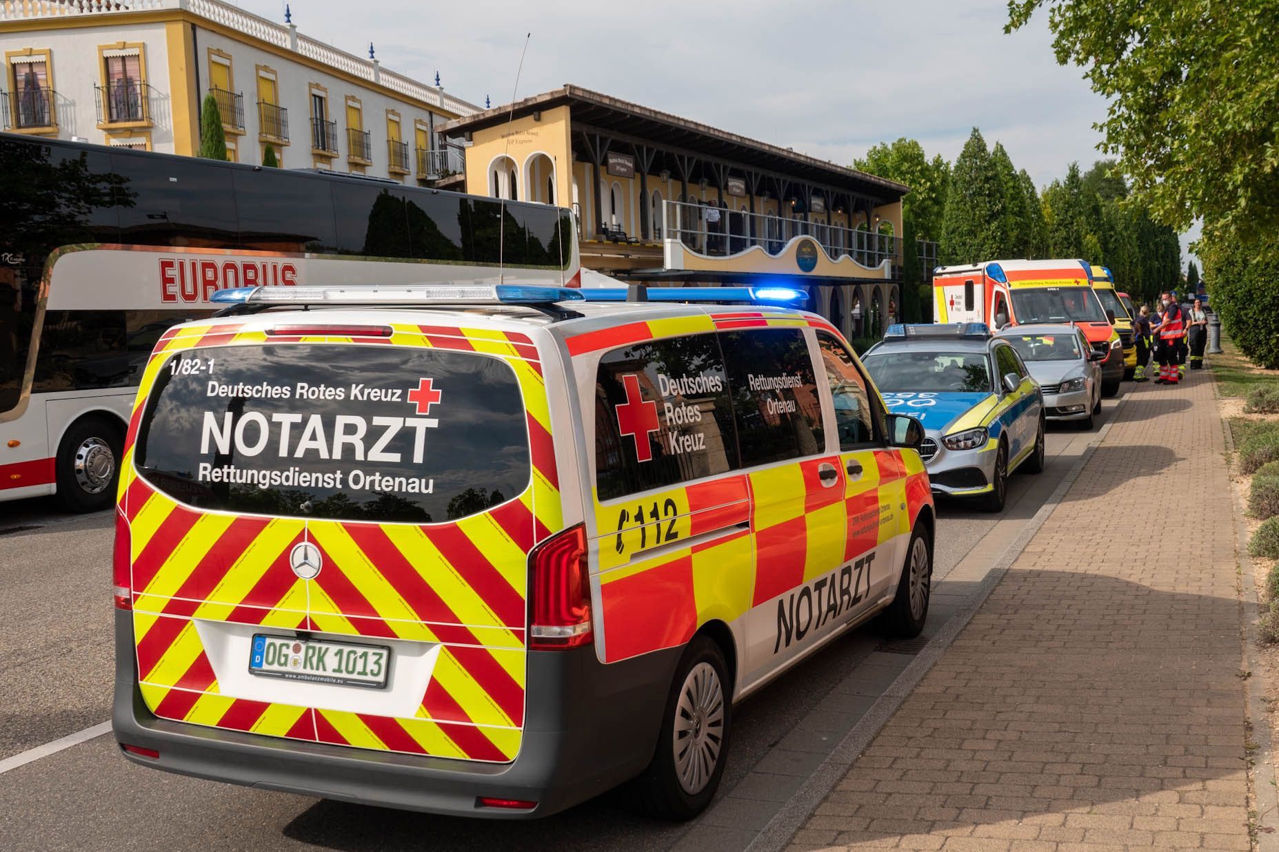 Feuerwehr und Rettungskräfte sind im Einsatz an der Hotelanlage im Europapark Rust.