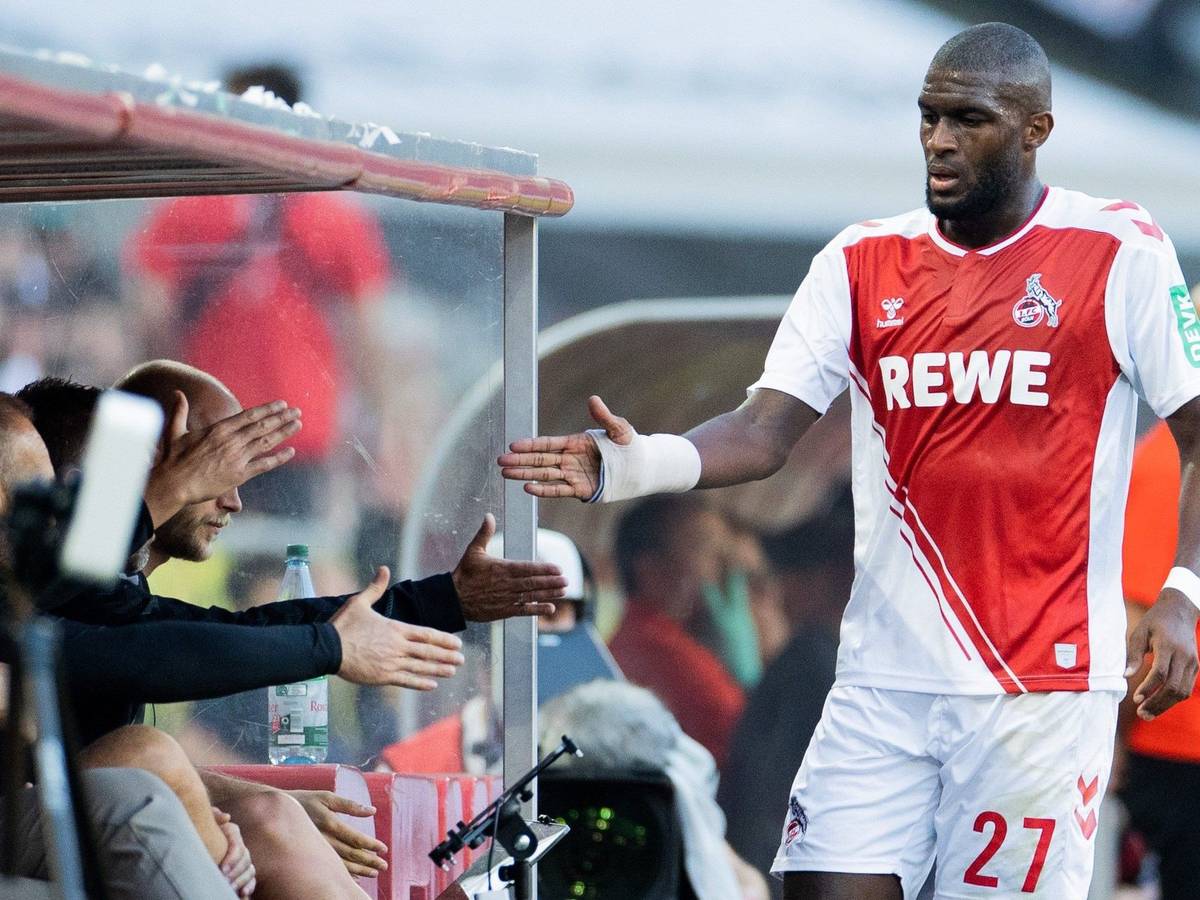 Anthony Modeste klatscht bei seiner Auswechslung im Test des 1. FC Köln gegen Milan mit der Bank ab