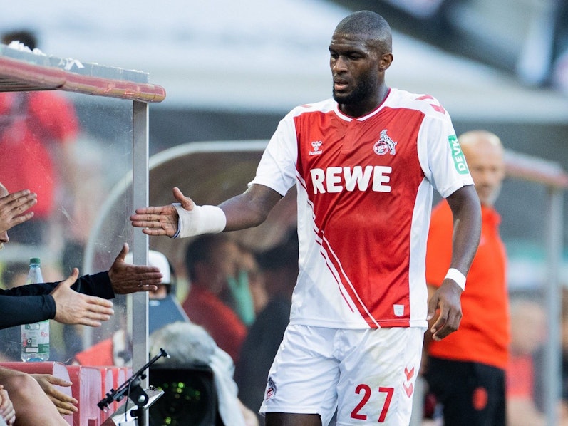 Anthony Modeste klatscht bei seiner Auswechslung im Test des 1. FC Köln gegen Milan mit der Bank ab
