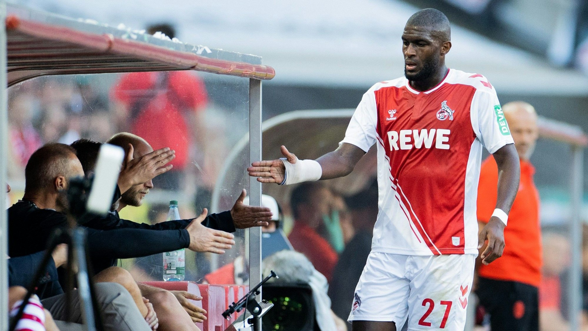 Anthony Modeste klatscht bei seiner Auswechslung im Test des 1. FC Köln gegen Milan mit der Bank ab