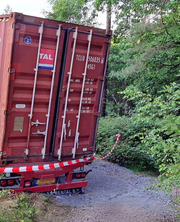 Der festgefahrene Lkw am Lüderich ist nun abgesperrt.