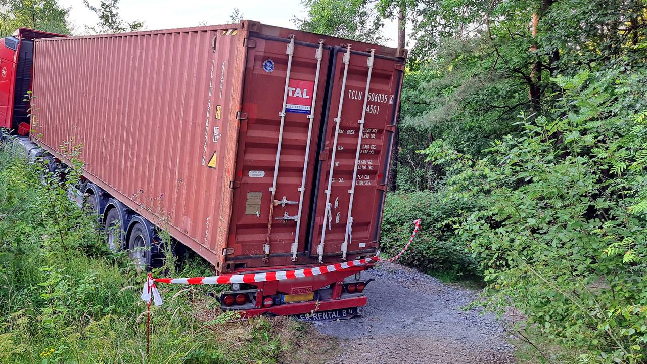 Der festgefahrene Lkw am Lüderich ist nun abgesperrt.