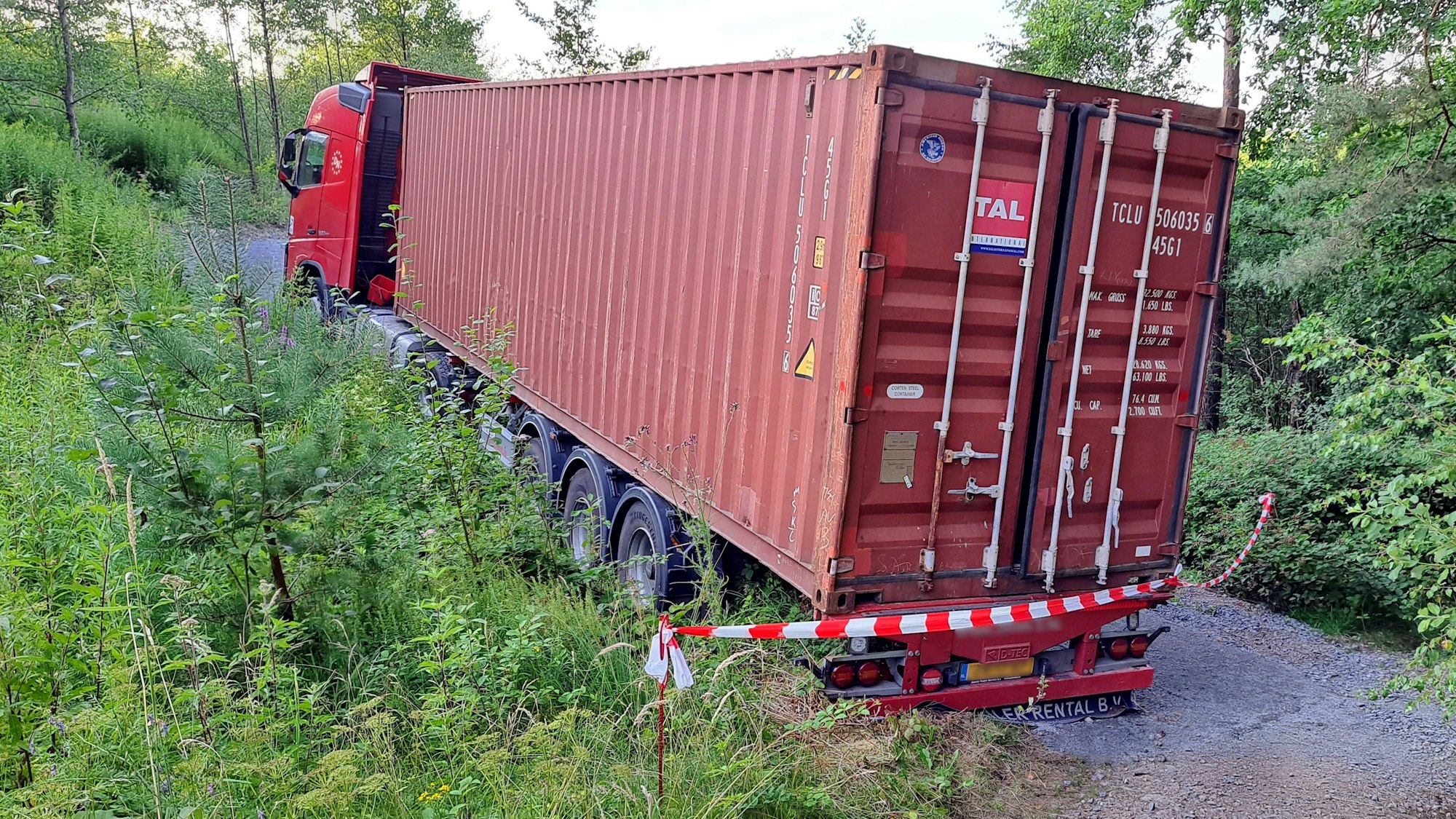 Der festgefahrene Lkw am Lüderich ist nun abgesperrt.