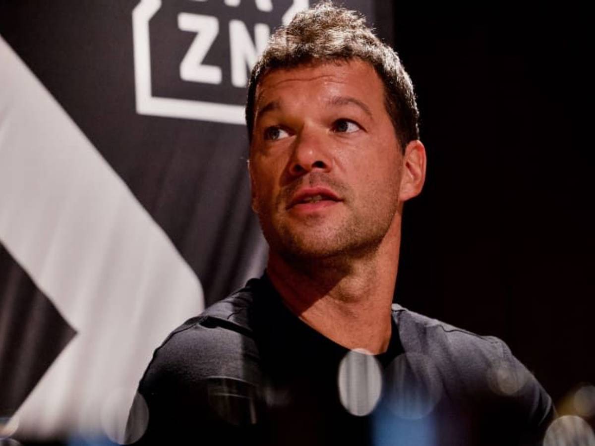 DAZN-Experte Michael Ballack spricht mit Journalisten.
