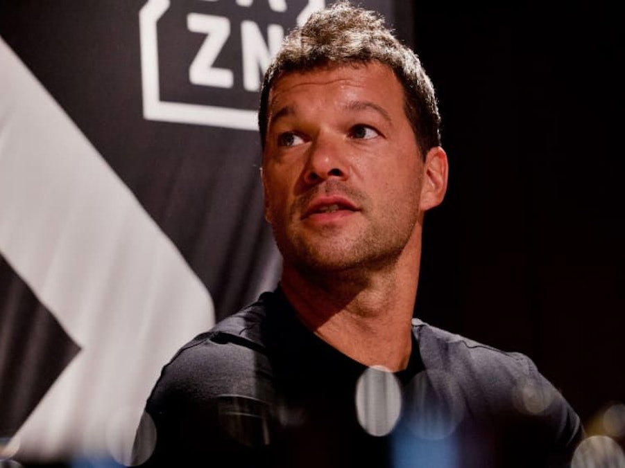DAZN-Experte Michael Ballack spricht mit Journalisten.