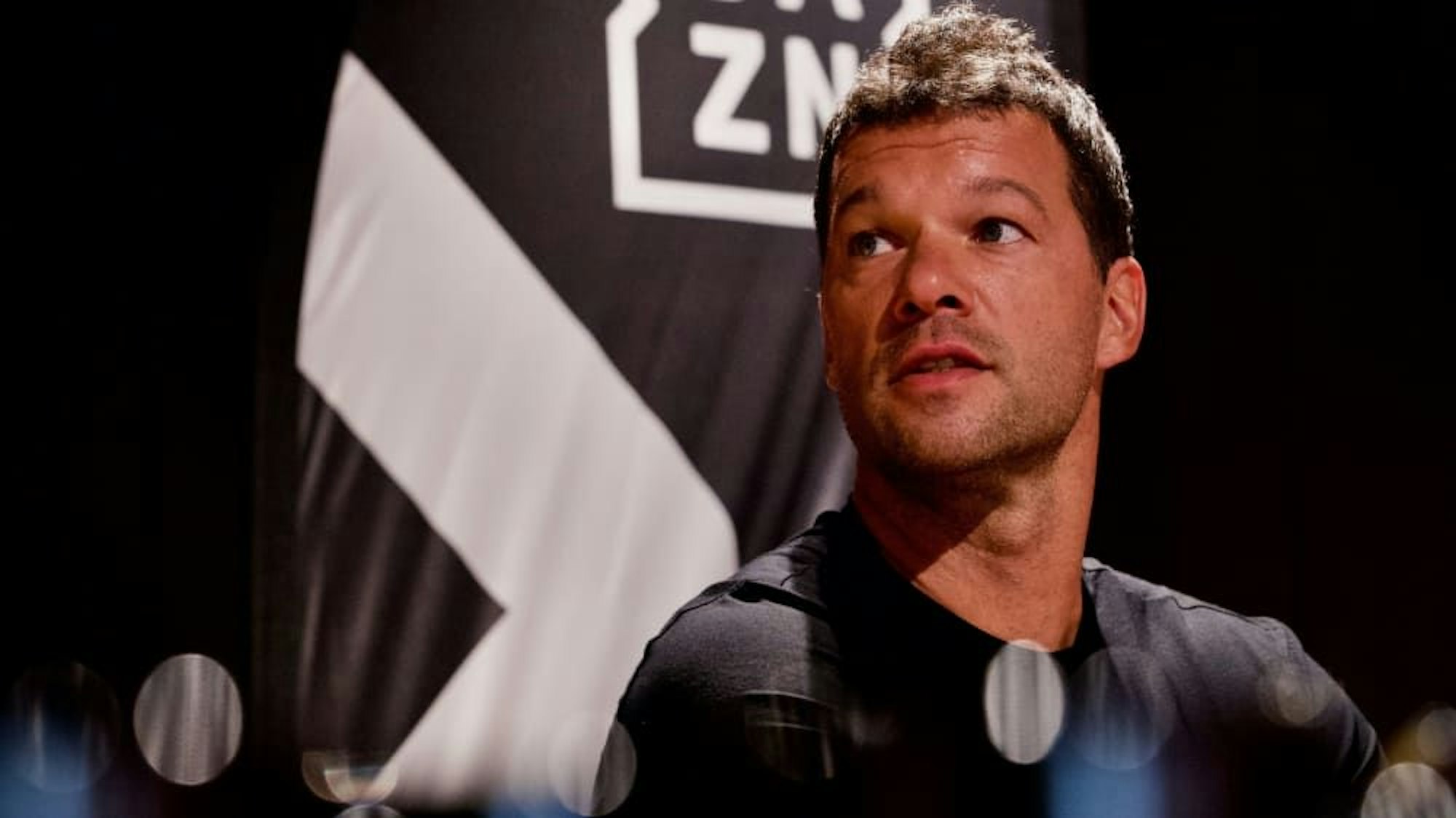 DAZN-Experte Michael Ballack spricht mit Journalisten.