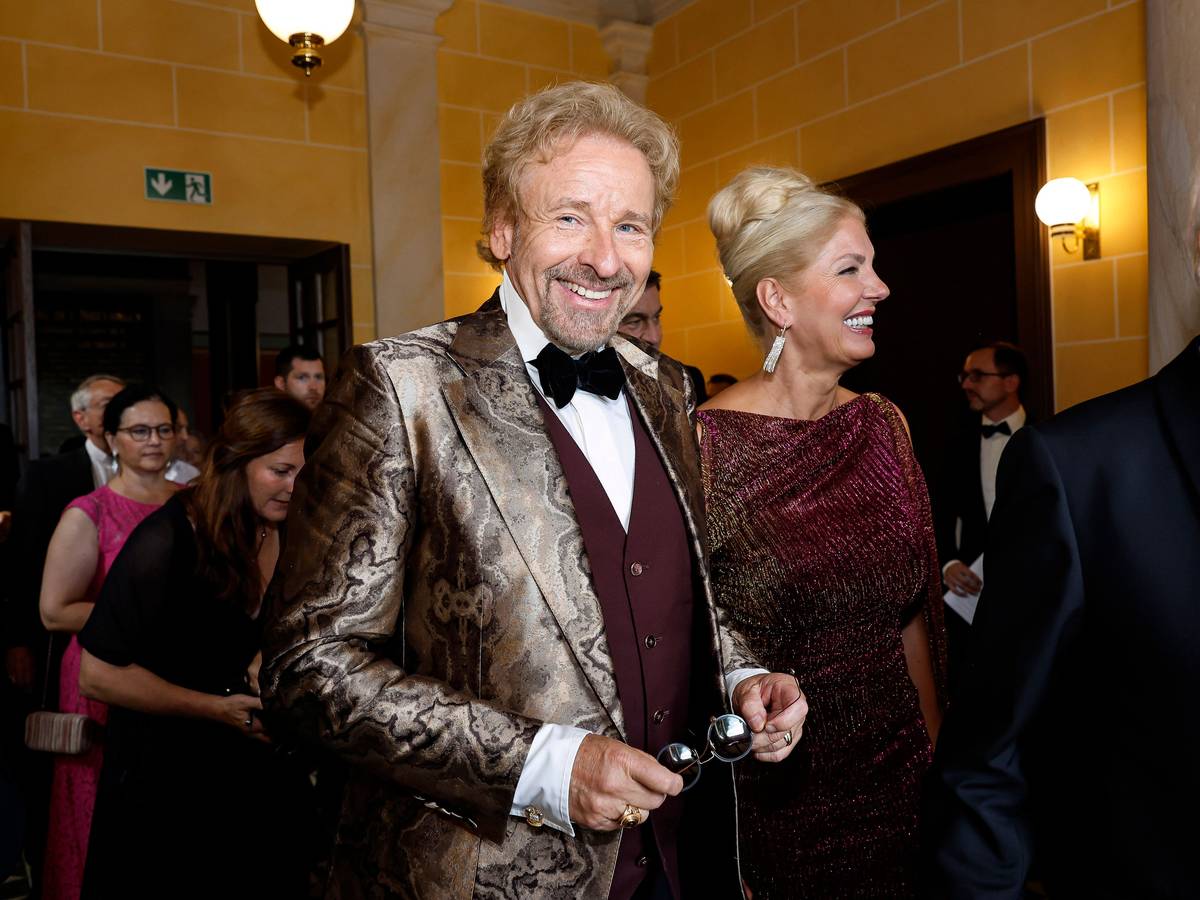 Thomas Gottschalk und Karina Mroß bei der Eröffnung der Bayreuther Richard-Wagner-Festspiele im Festspielhaus auf dem Grünen Hügel.