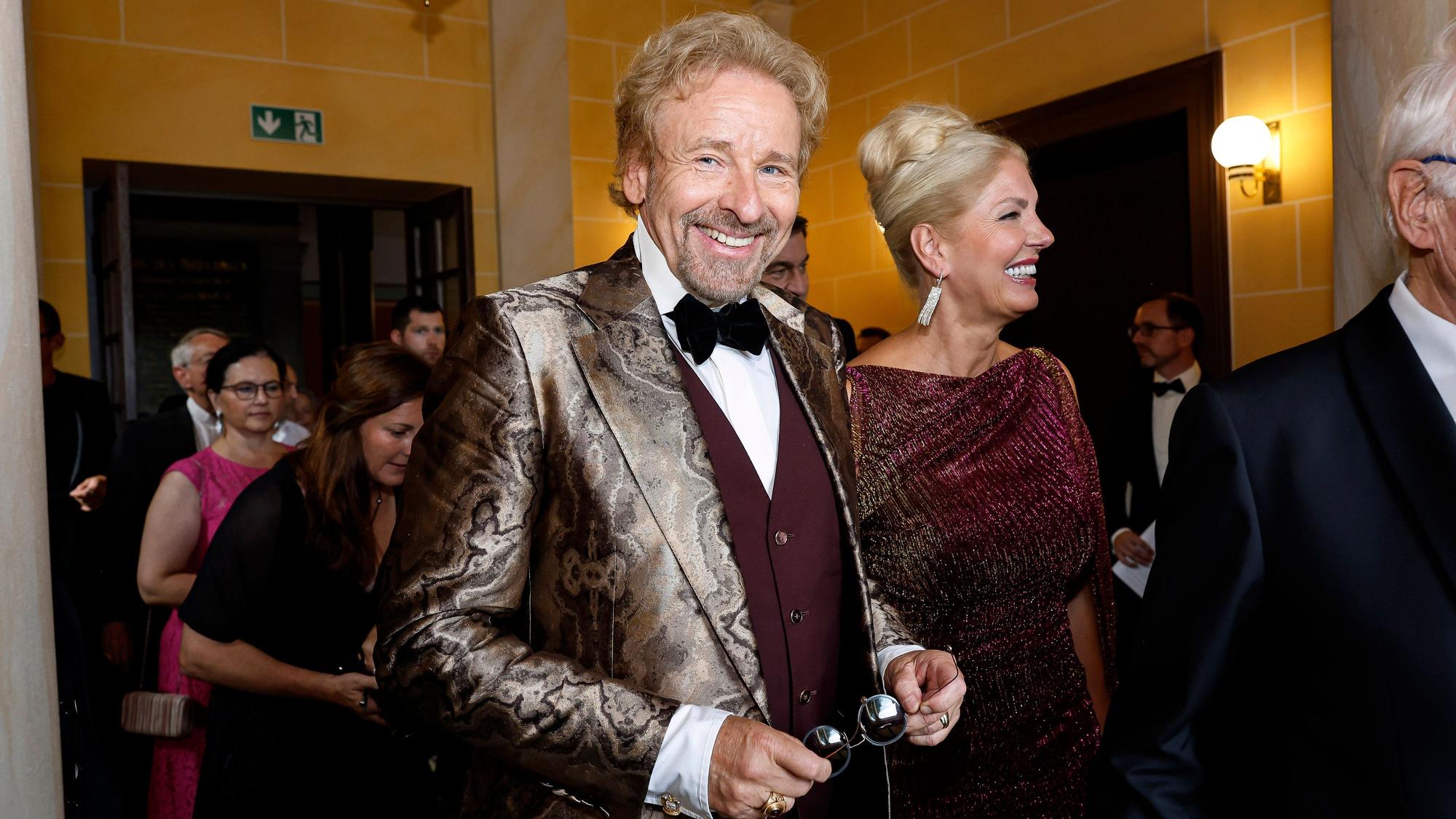 Thomas Gottschalk und Karina Mroß bei der Eröffnung der Bayreuther Richard-Wagner-Festspiele im Festspielhaus auf dem Grünen Hügel.
