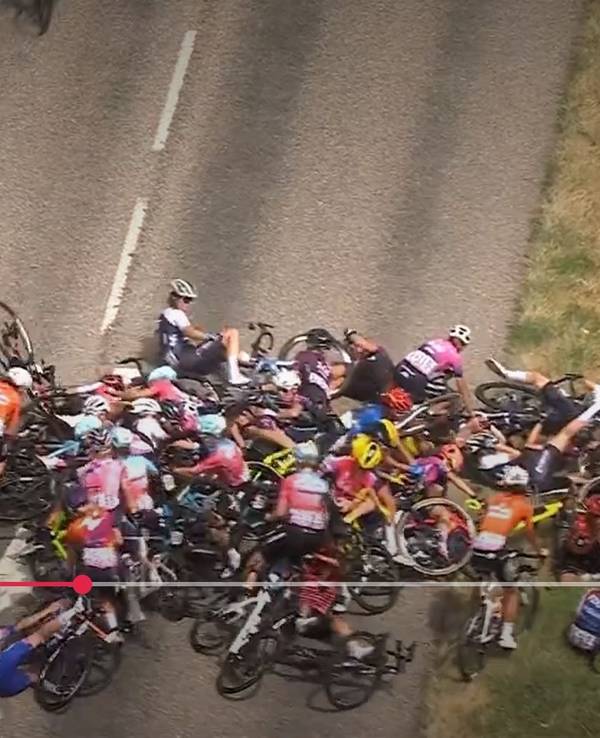 Rund 30 Fahrerinnen stürzen auf der 5. Etappe der Tour de France.