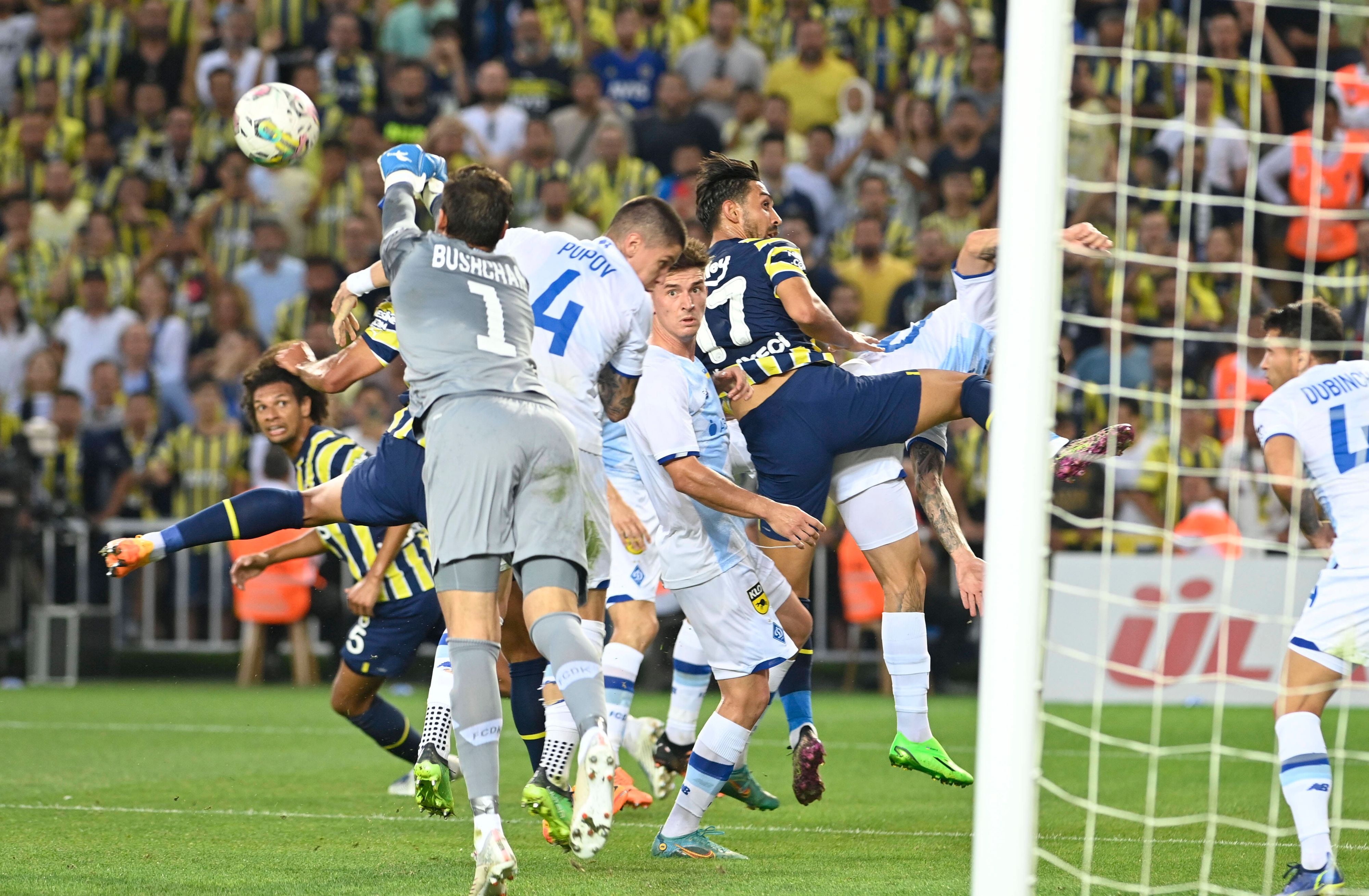 Gerangel im Strafraum von Dynamo Kyjiw beim Spiel gegen Fenerbahce Istanbul.