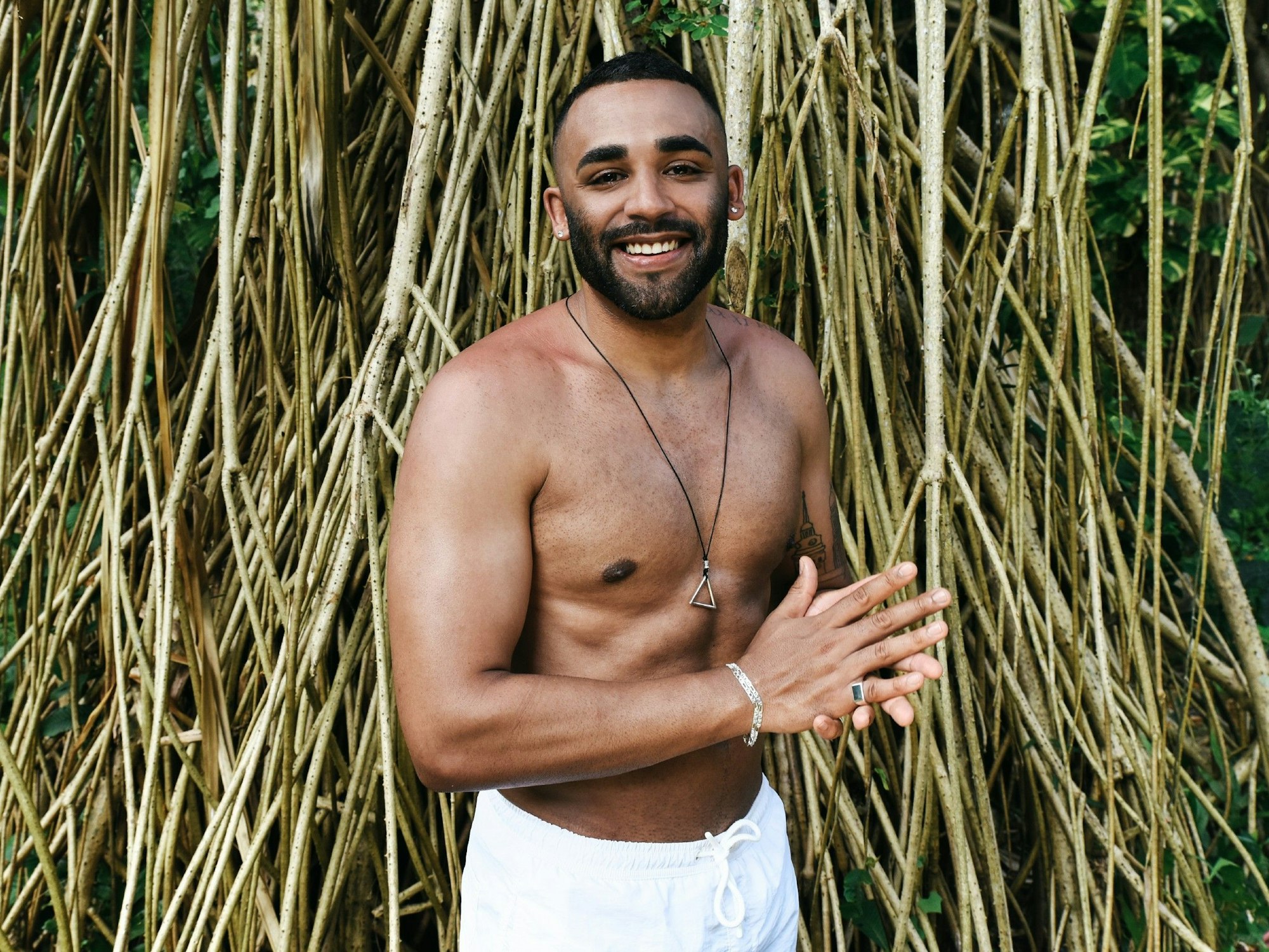 Das Foto zeigt den „Bachelorette“-Kandidaten Emanuell Weissenberger bei einem Fototermin (undatierte Aufnahme). Die Verwendung des sendungsbezogenen Materials ist nur mit dem Hinweis und Verlinkung auf RTL+ gestattet.