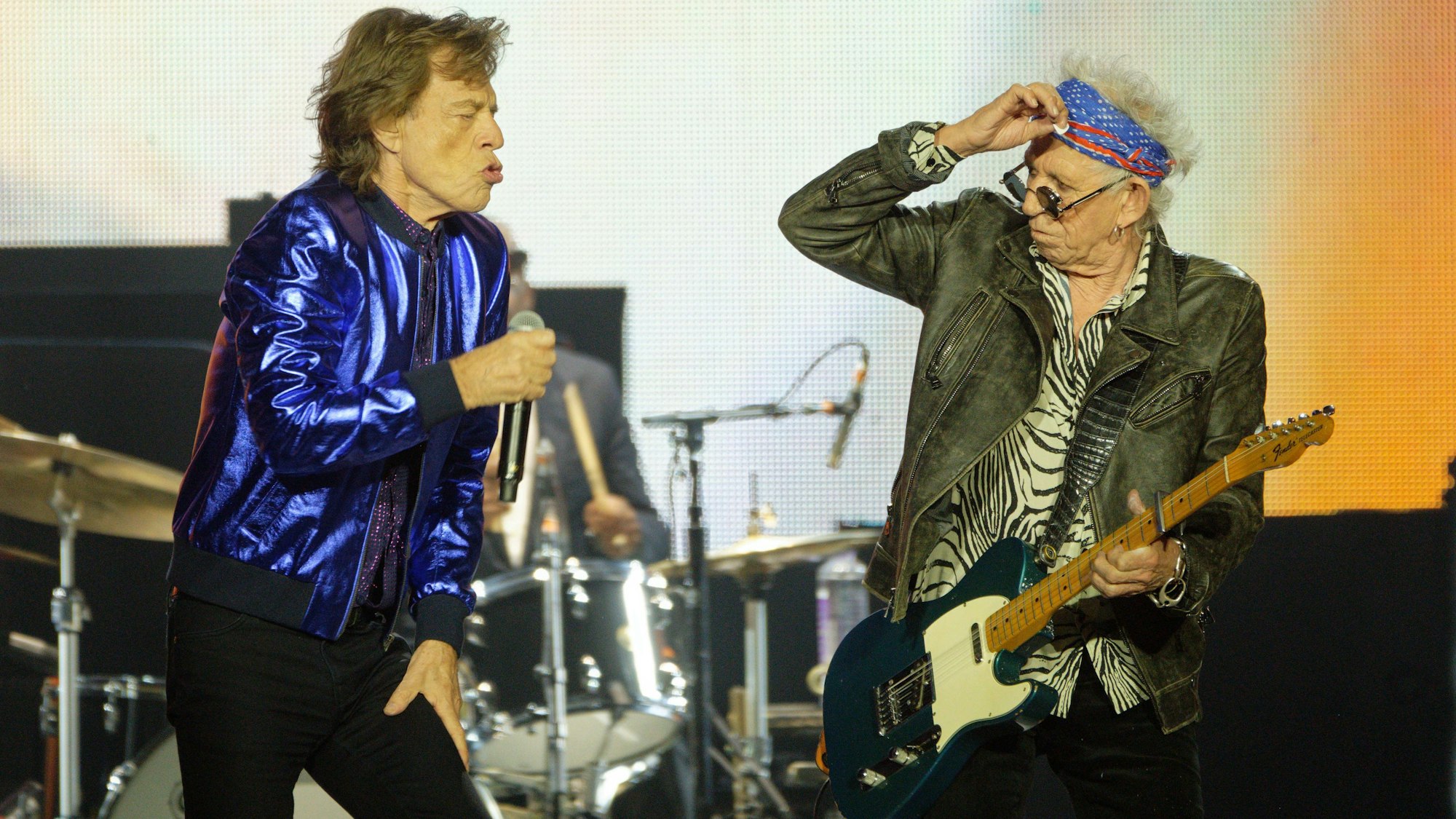 Die Musiker Mick Jagger (l) und Keith Richards stehen bei einem Konzert der Rolling Stones in der Veltins Arena auf der Bühne.