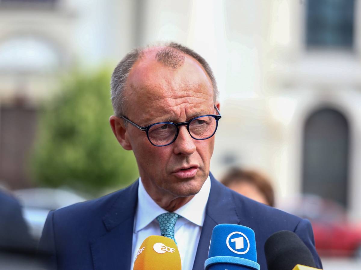 Friedrich Merz, CDU-Vorsitzender und Chef der Unions-Bundestagsfraktion, spricht mit Journalisten, nachdem er Blumen vor dem Denkmal des Warschauer Aufstands niedergelegt hat.
