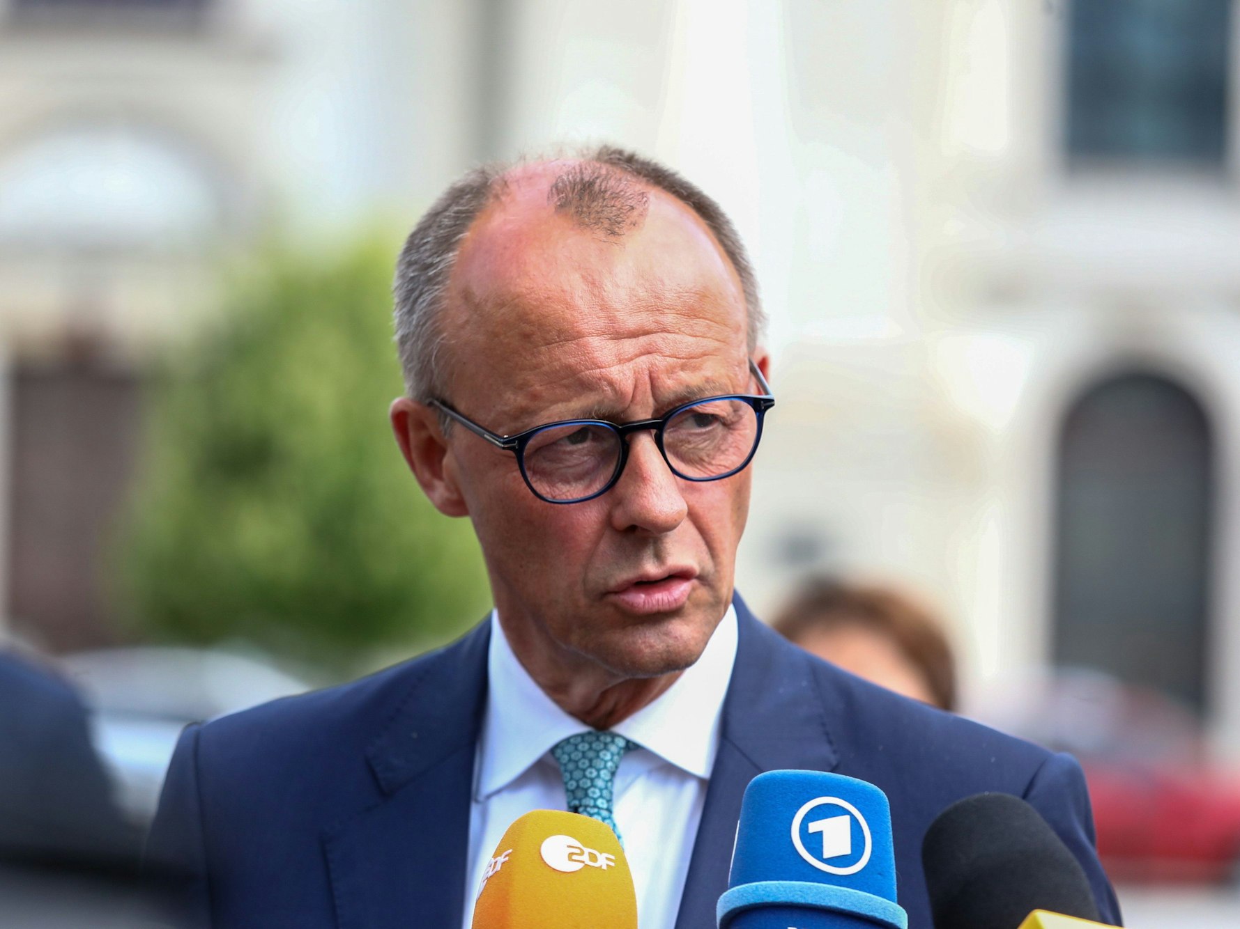 Friedrich Merz, CDU-Vorsitzender und Chef der Unions-Bundestagsfraktion, spricht mit Journalisten, nachdem er Blumen vor dem Denkmal des Warschauer Aufstands niedergelegt hat.