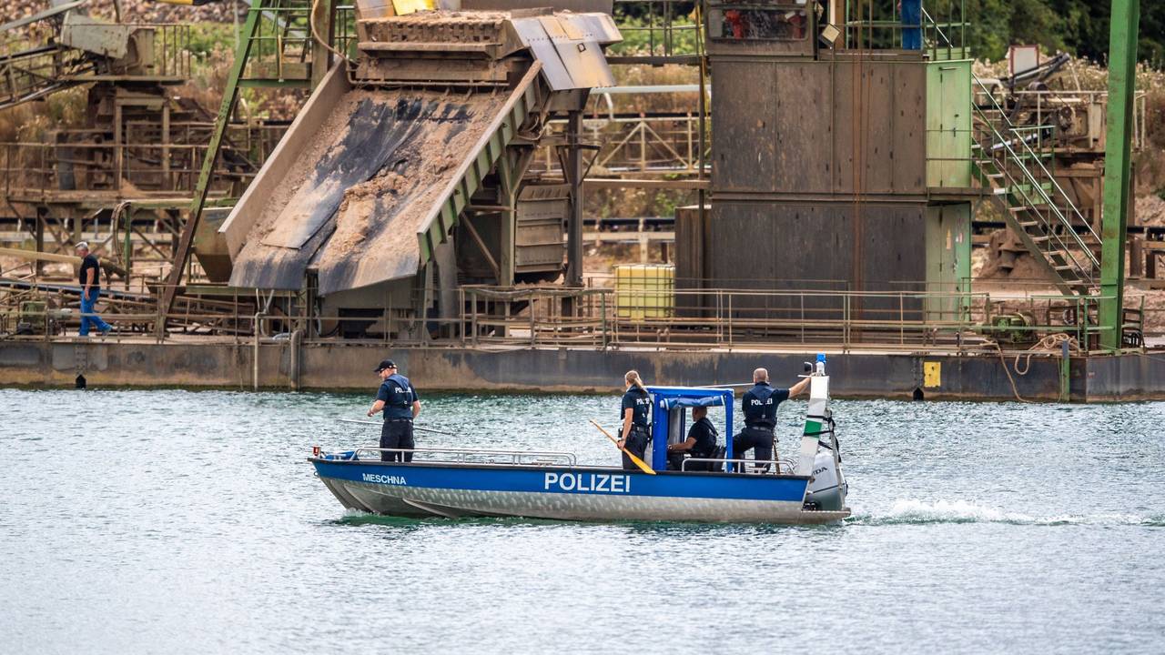 Die Polizei sucht auf einem Boot an einem Baggersee in Porta Westfalica nach einem vermissten Pärchen.
