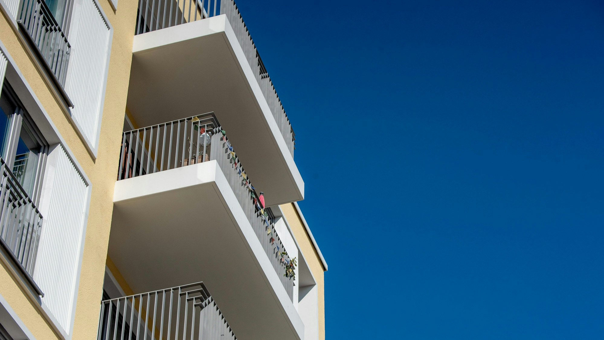 Mehrere Balkons eines Gebäudes