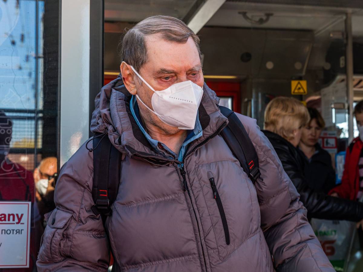 Ein Ukrainer steigt aus einem Sonderzug, der in Cottbus ankommt, ein Drehkreuz für die Verteilung von Flüchtlingen. Vielen fällt es psychologisch schwer, finanzielle Hilfen anzunehmen.