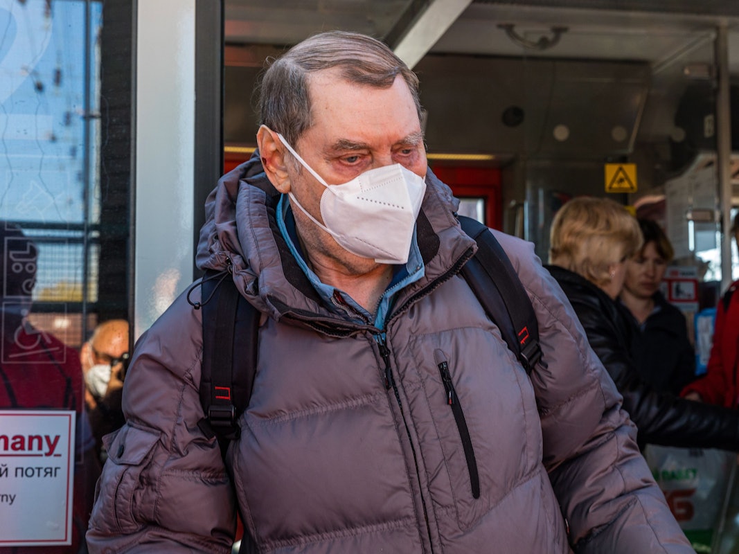 Ein Ukrainer steigt aus einem Sonderzug, der in Cottbus ankommt, ein Drehkreuz für die Verteilung von Flüchtlingen. Vielen fällt es psychologisch schwer, finanzielle Hilfen anzunehmen.