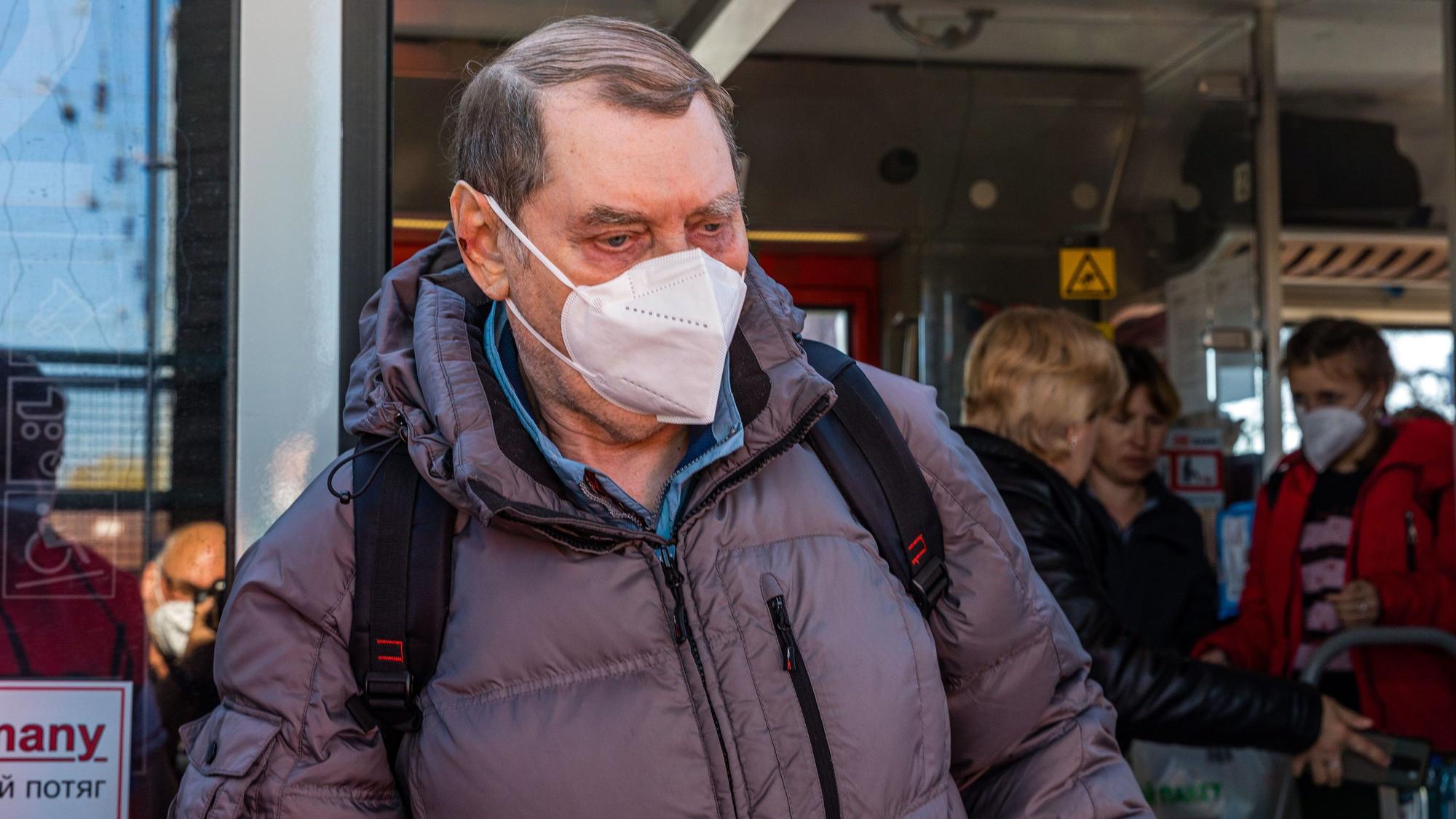 Ein Ukrainer steigt aus einem Sonderzug, der in Cottbus ankommt, ein Drehkreuz für die Verteilung von Flüchtlingen. Vielen fällt es psychologisch schwer, finanzielle Hilfen anzunehmen.