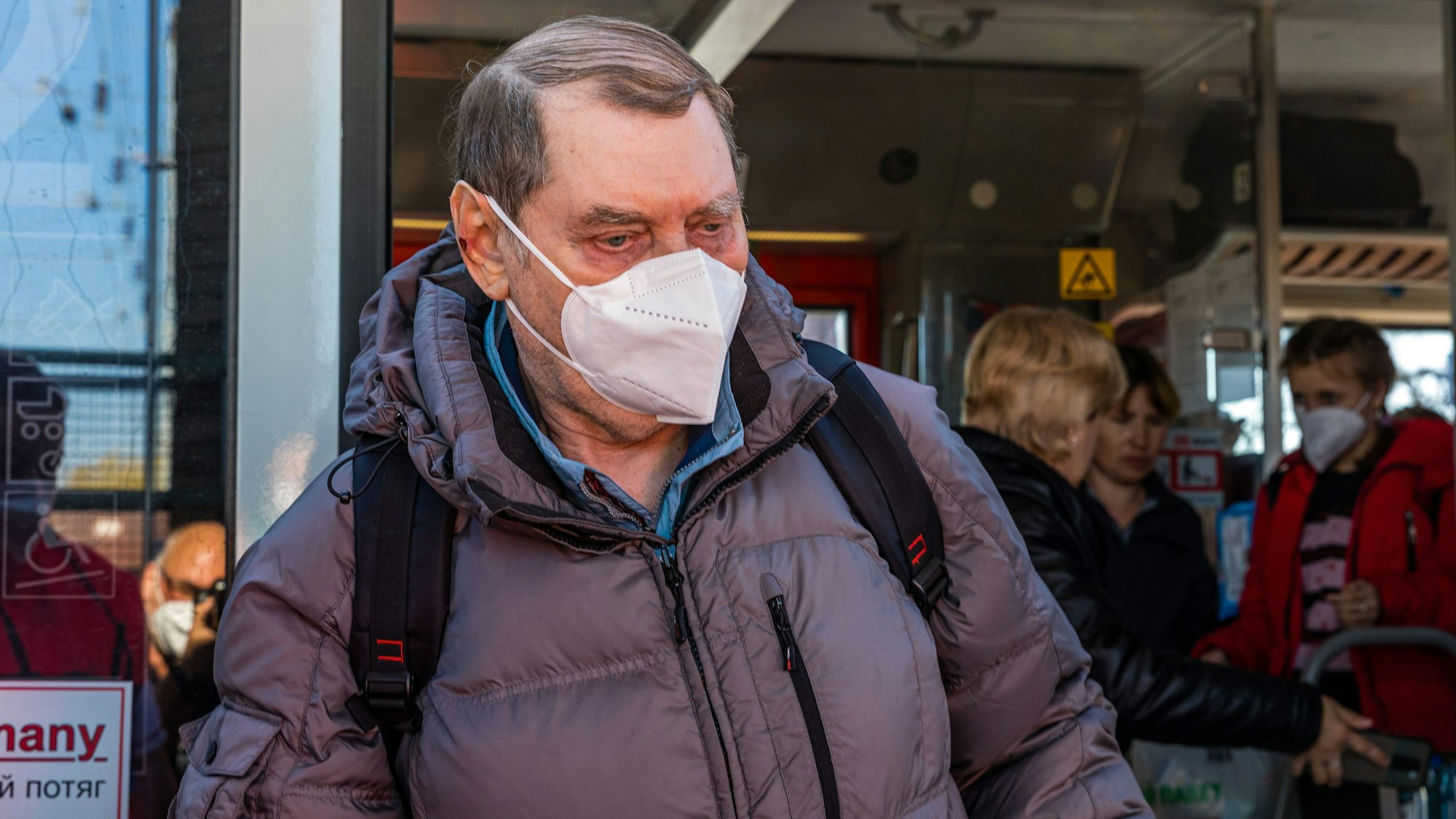 Ein Ukrainer steigt aus einem Sonderzug, der in Cottbus ankommt, ein Drehkreuz für die Verteilung von Flüchtlingen. Vielen fällt es psychologisch schwer, finanzielle Hilfen anzunehmen.