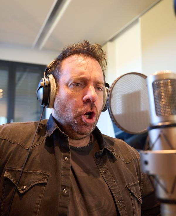 Ikke Hüftgold singt mit ausgebreiteten Armen im März 2022 in seinem Studio in Limburg.