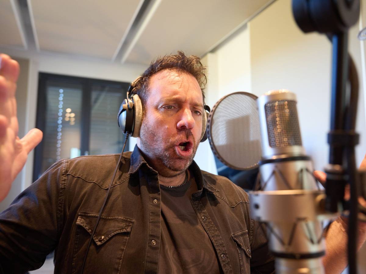 Ikke Hüftgold singt mit ausgebreiteten Armen im März 2022 in seinem Studio in Limburg.
