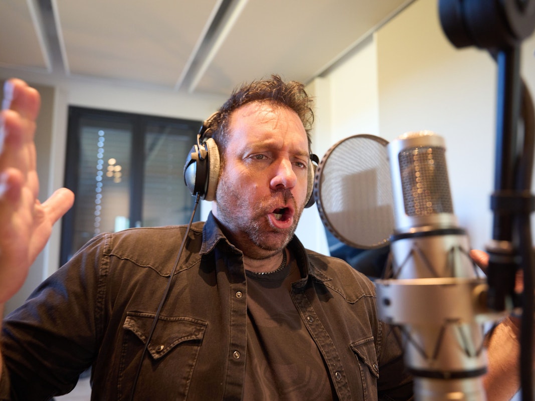 Ikke Hüftgold singt mit ausgebreiteten Armen im März 2022 in seinem Studio in Limburg.