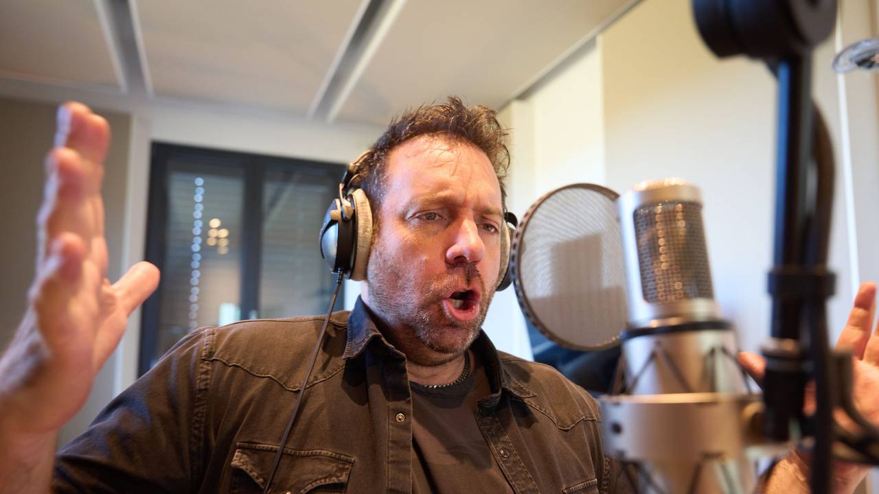 Ikke Hüftgold singt mit ausgebreiteten Armen im März 2022 in seinem Studio in Limburg.