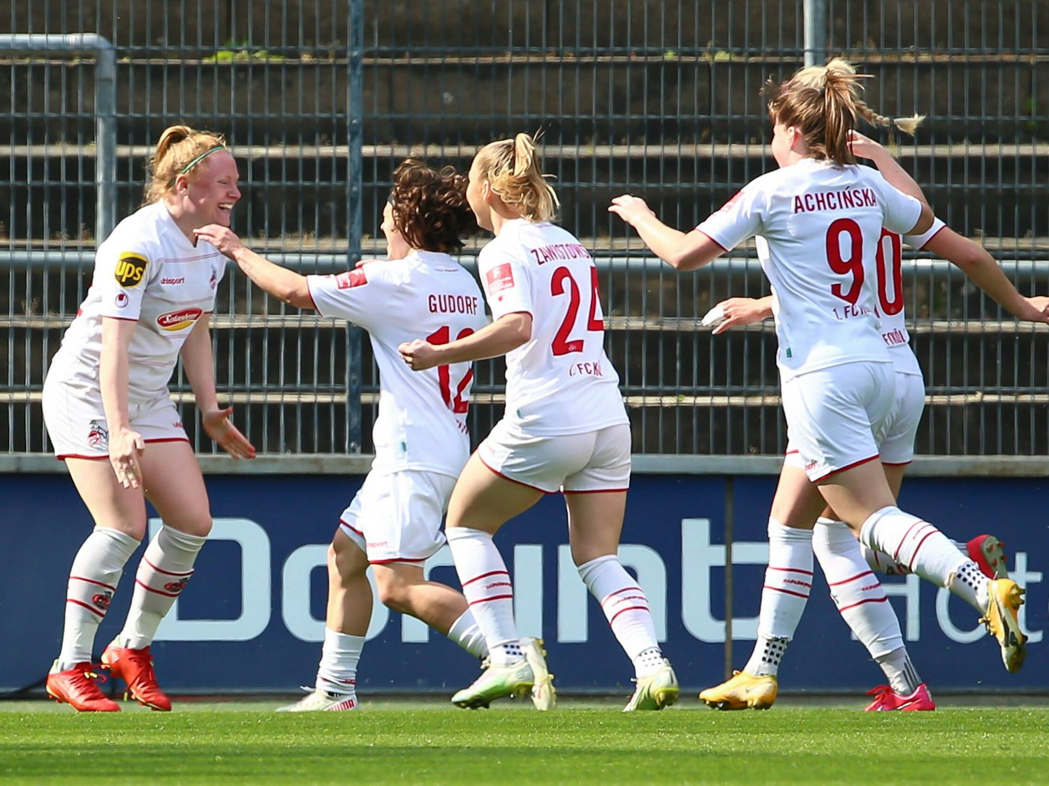 Amber Barrett (links) feiert gemeinsam mit ihren Mitspielerinnen.