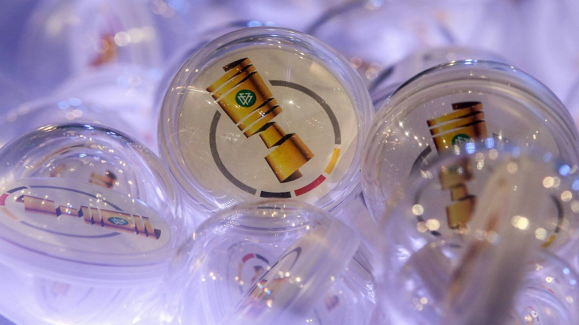 Loskugeln für die Auslosung im DFB-Pokal in der Lostrommel.