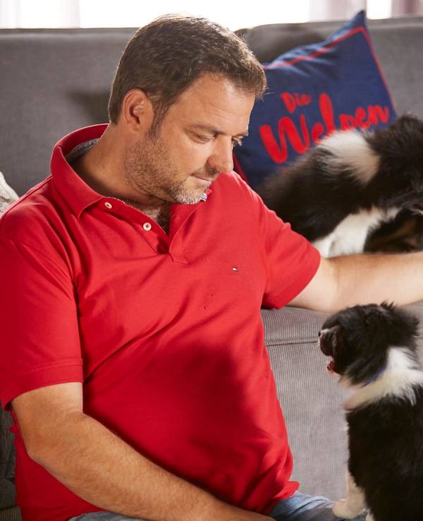 Hundeprofi Martin Rütter, hier auf einem undatierten RTL-Pressefoto, spielt mit drei Welpen.