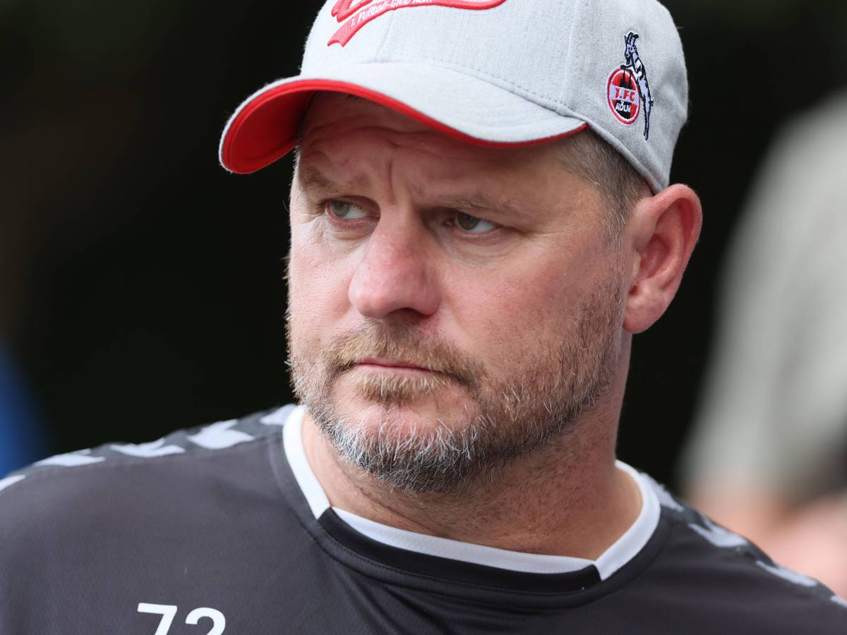 Steffen Baumgart guckt mit ernstem Blick.