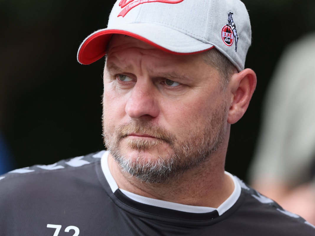 Steffen Baumgart guckt mit ernstem Blick.