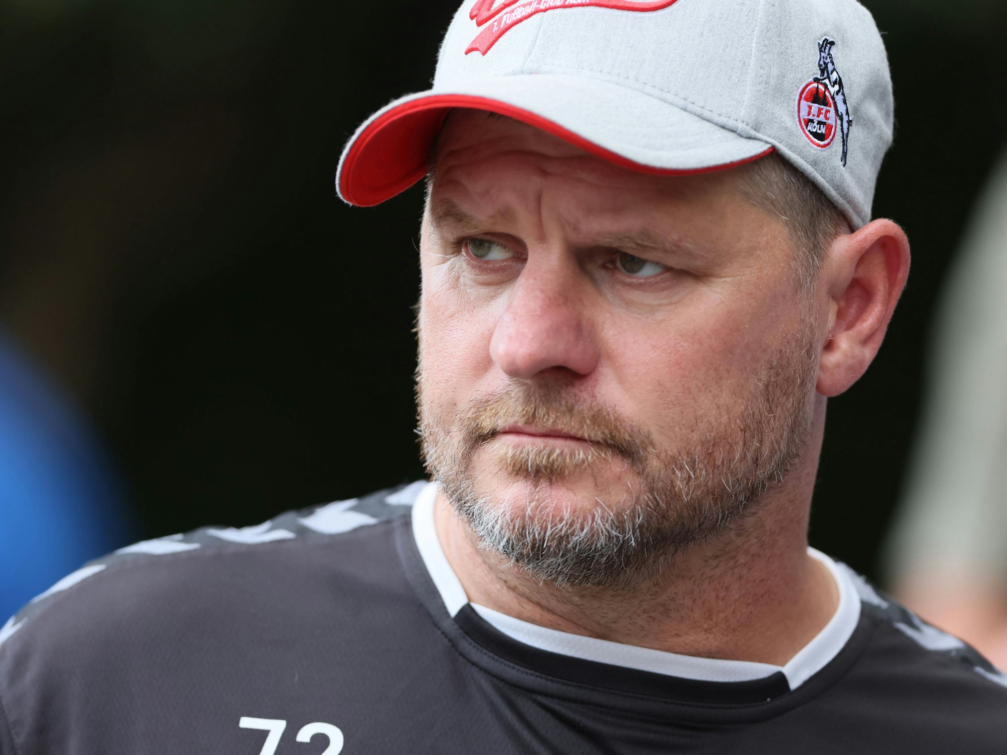 Steffen Baumgart guckt mit ernstem Blick.