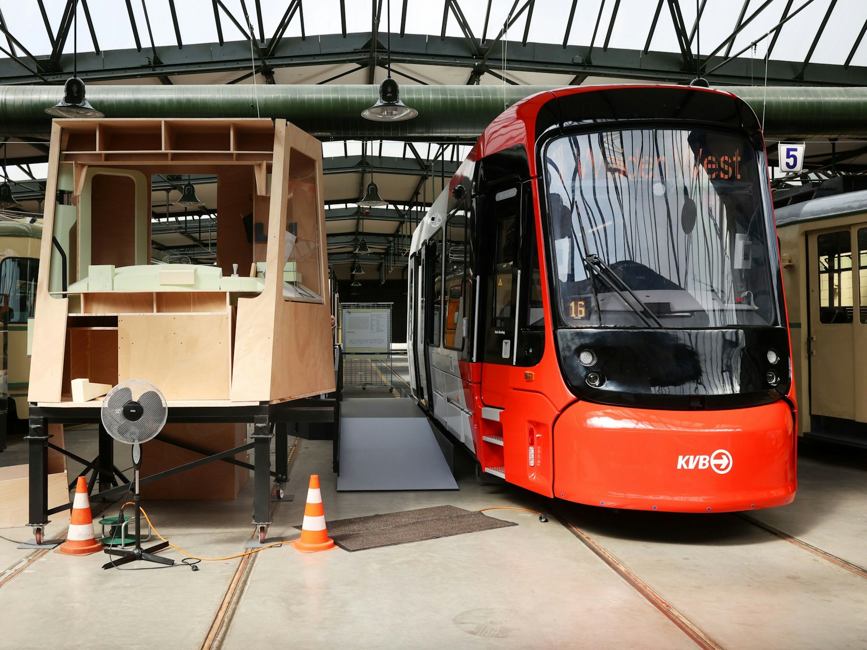 Ein Modell der neuen Generation der Niederflur-Stadtbahnen der KVB steht im Museum in Köln.