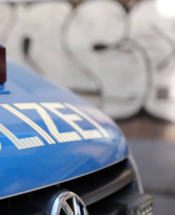 Der Schriftzug „Polizei“ ist auf einem Einsatzwagen zu sehen.