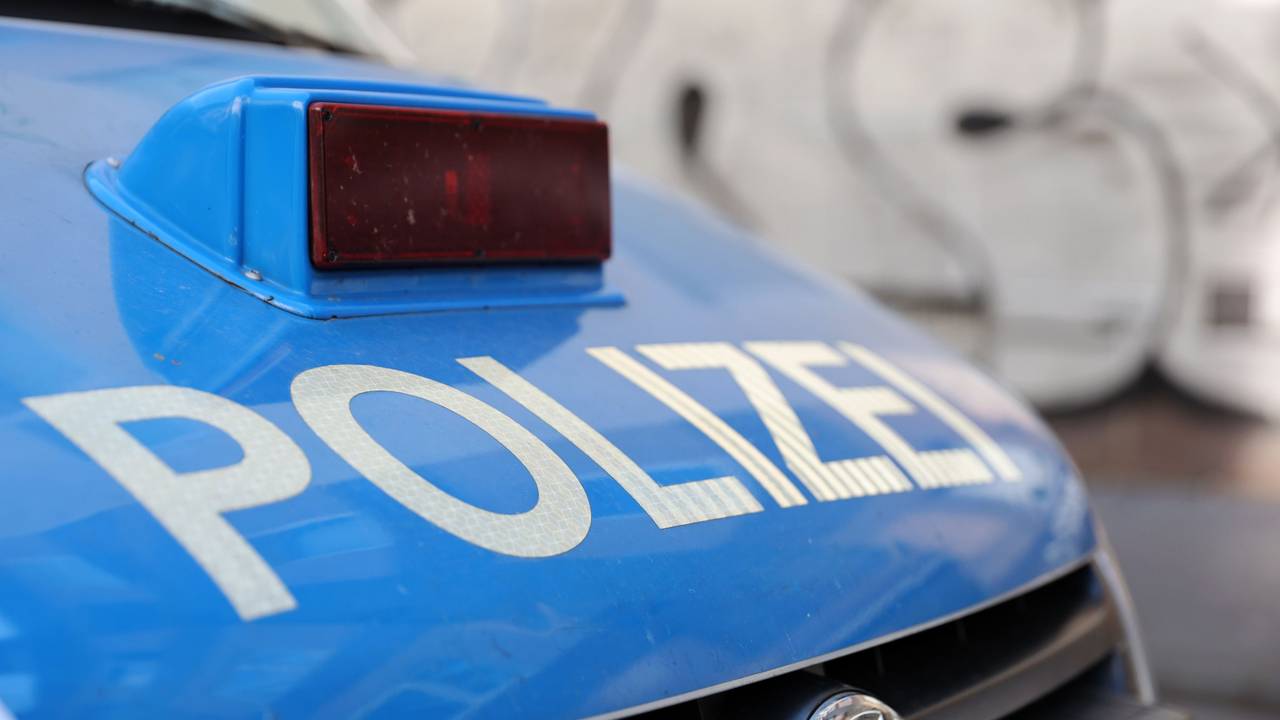 Der Schriftzug „Polizei“ ist auf einem Einsatzwagen zu sehen.