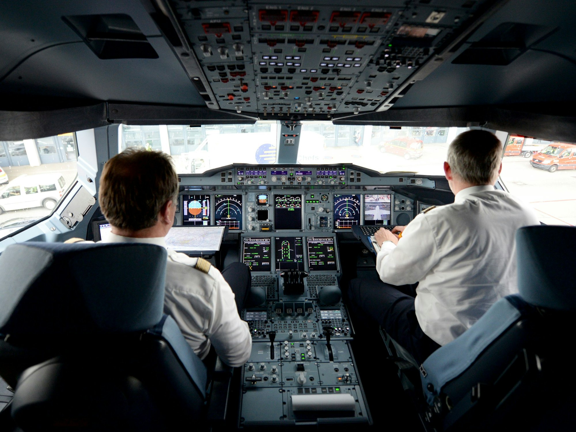 Zwei Piloten in einem Flugzeug-Cockpit.