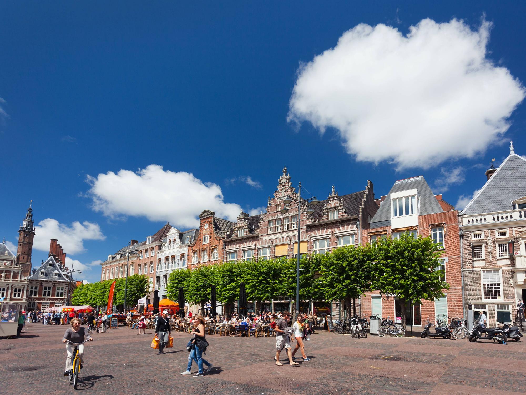 Ein Blick auf den Grote Markt in Haarlem, auf dem viele Menschen unterwegs sind.