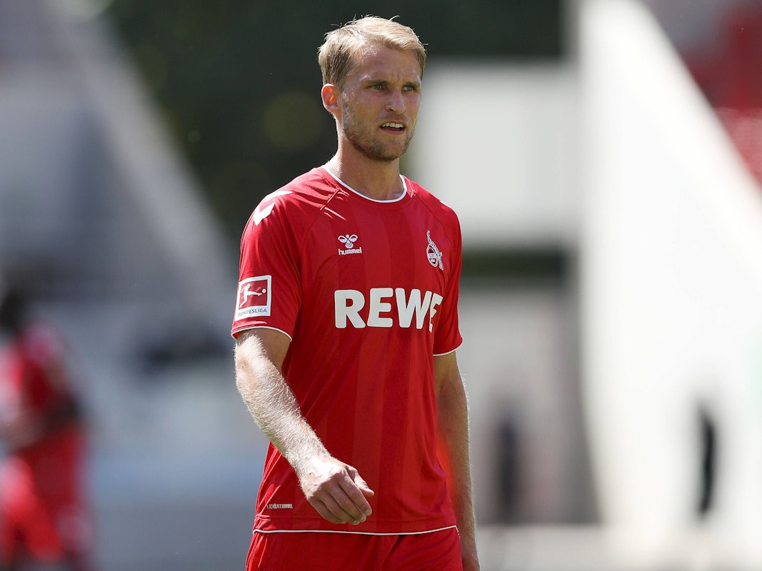 Sebastian Andersson, im Trikot des 1. FC Köln, geht über den Platz.
